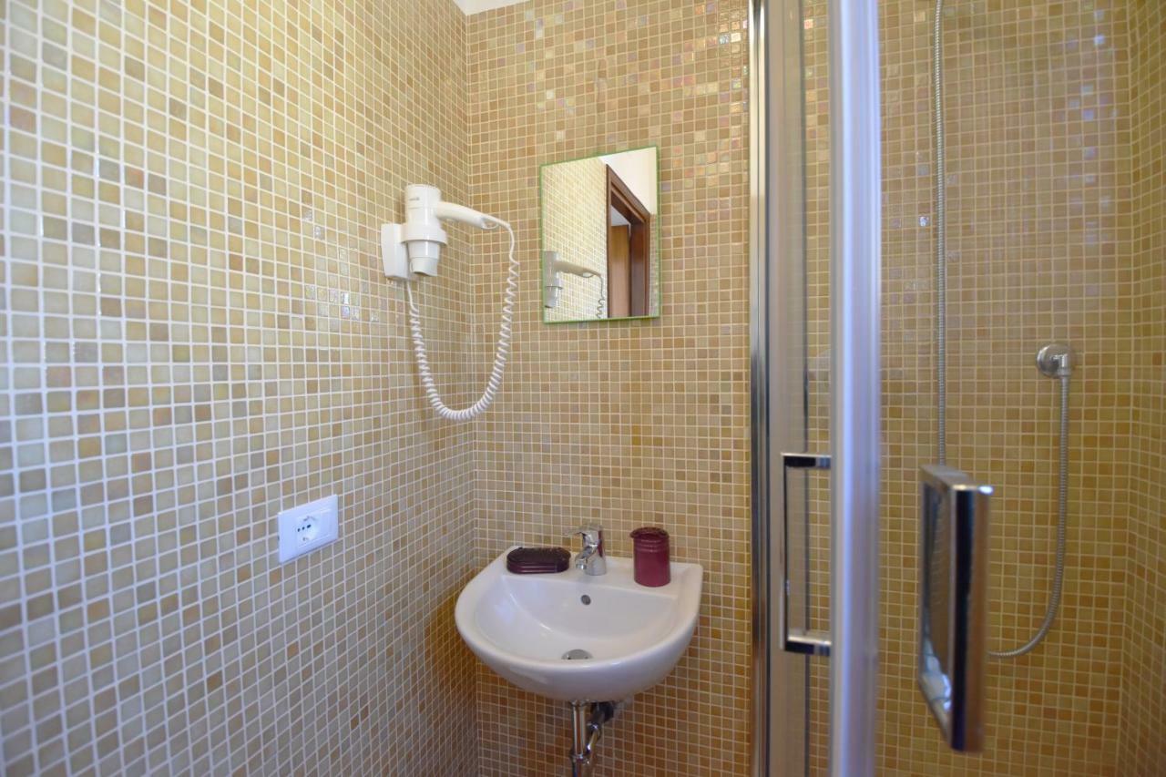 Nice And Warm Rooms Rome Exterior photo